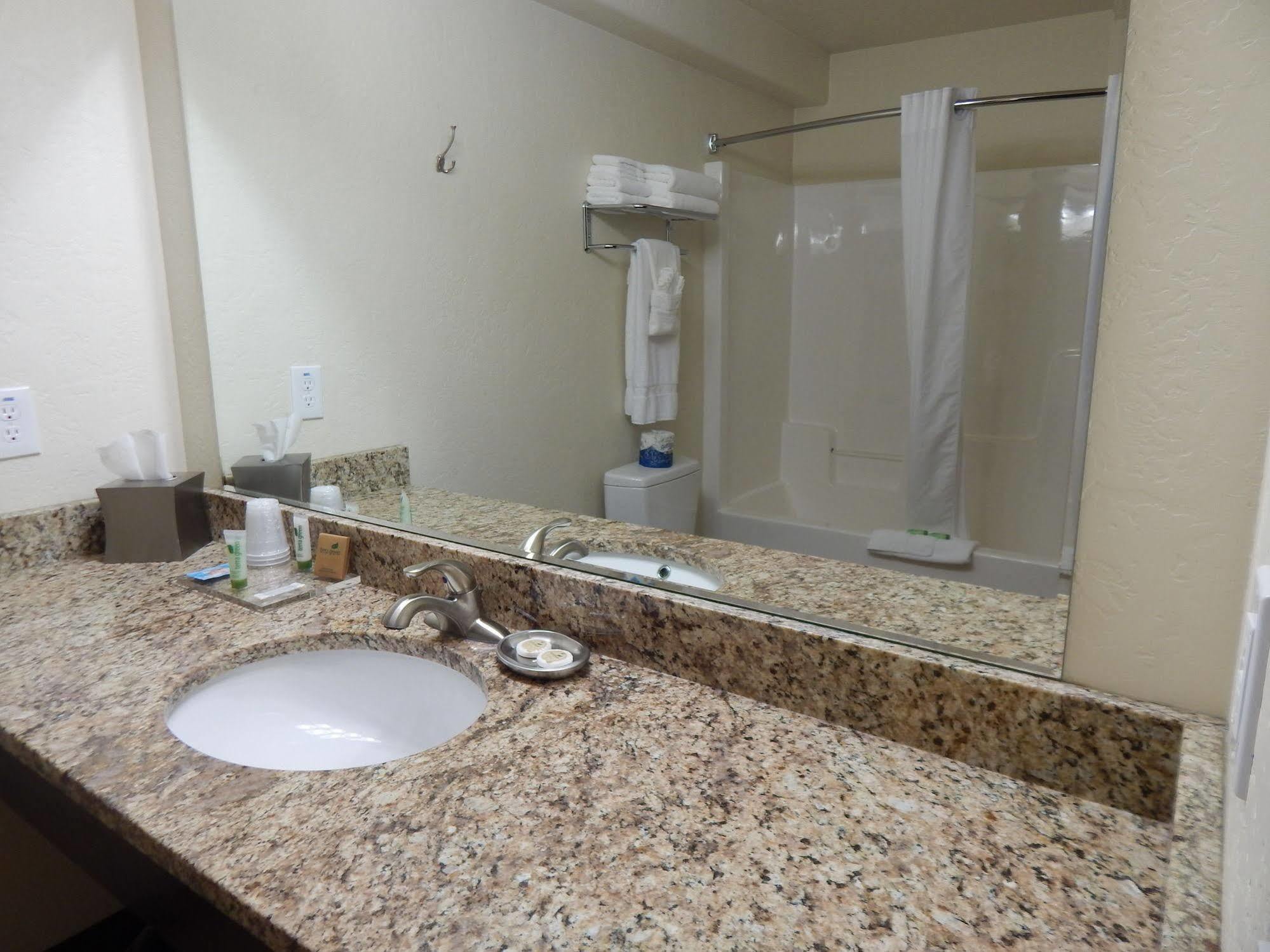 Winterton Suites Williston Kültér fotó